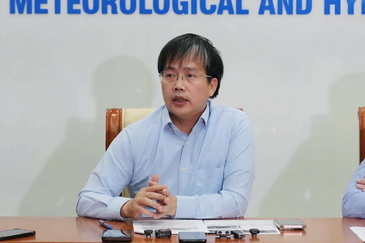 Ông Mai Văn Khiêm, Giám đốc Trung tâm Dự báo KTTV quốc gia thông tin với báo chí tại cuộc họp chiều tối ngày 4/11.