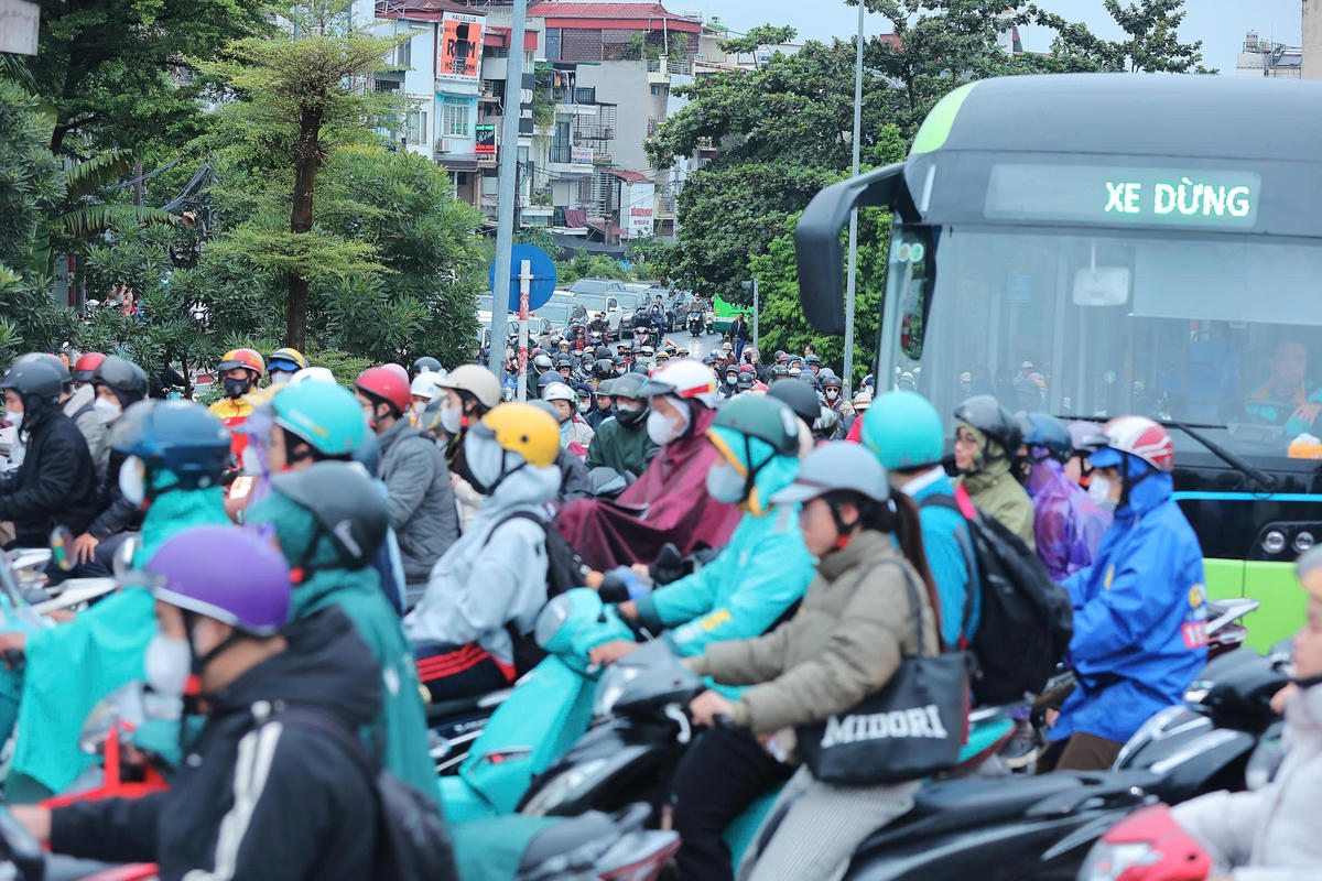 Tại khu vực lối lên cầu Chương Dương ùn tắc kéo dài từ 6h30.