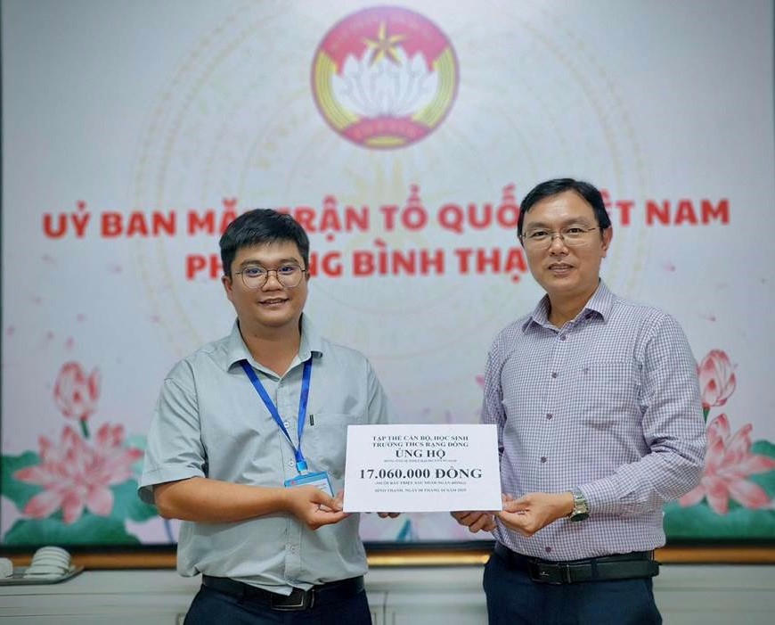 Đại diện Mặt trận phường Bình Thạnh tiếp nhận ủng hộ. Ảnh: PBT.