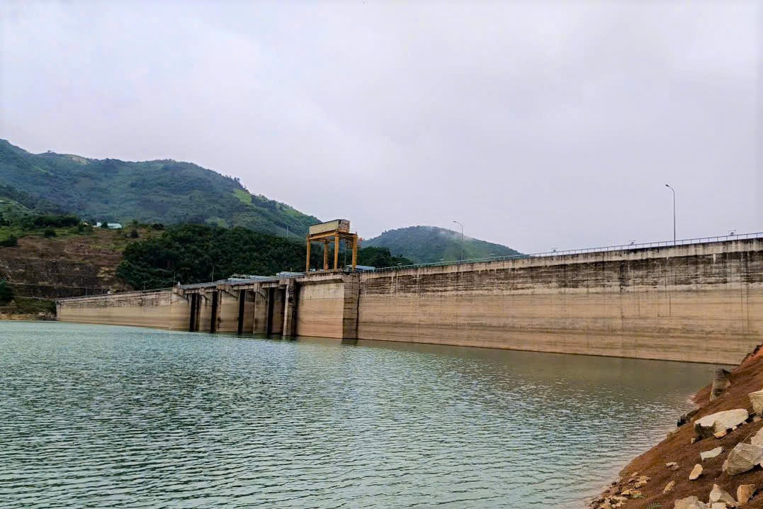 Các hồ chứa, giảm dung tích chứa trong hồ để tăng khả năng ứng phó khi mưa lớn xảy ra. Ảnh: CV.