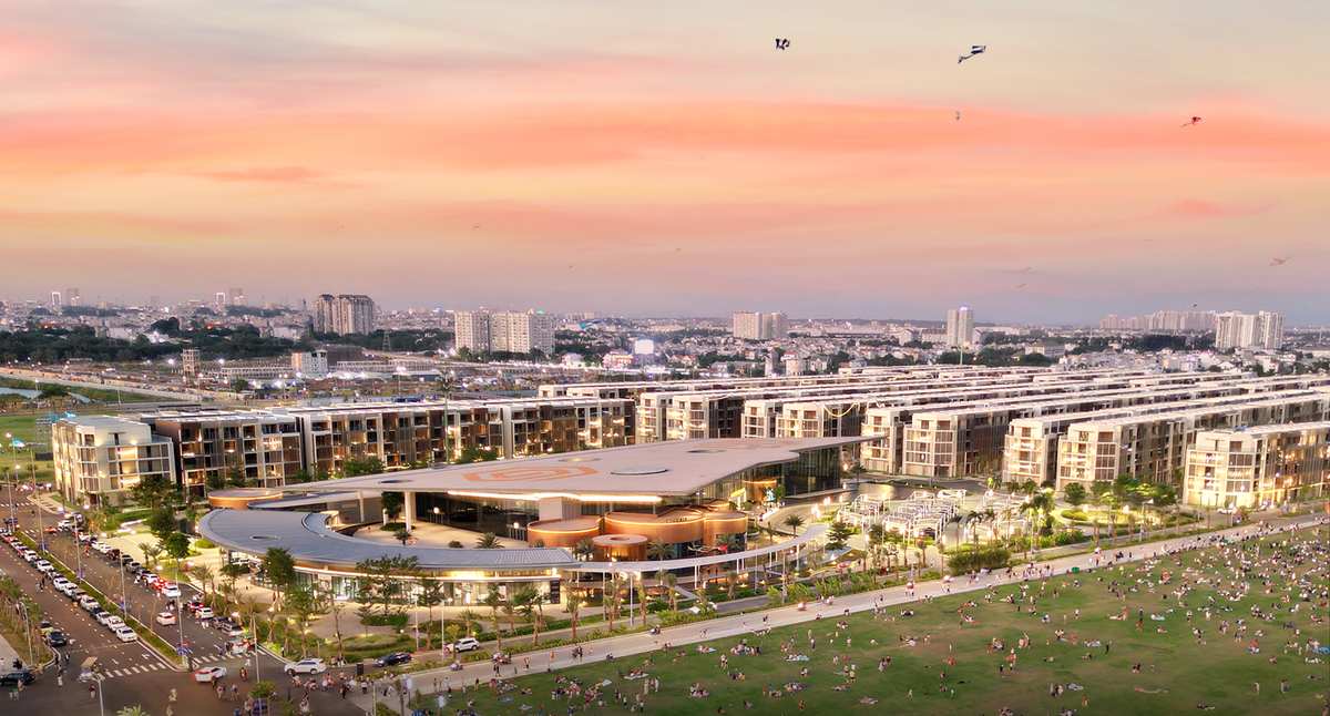 Nắm bắt cơ hội này, các "ông lớn" bất động sản chắc chắn sẽ đón đầu hạ tầng, triển khai nhanh chóng nhiều dự án dọc tuyến để tận dụng kết nối mới. Điều này sẽ càng khiến nơi đây thêm phần sôi động, hấp dẫn ngay tại TP Thủ Đức (cũ), vốn được Thủ tướng và chính quyền TP Hồ Chí Minh quy hoạch trở thành trung tâm đổi mới sáng tạo, kinh tế tri thức và là trung tâm tài chính - công nghệ của vùng Đông Nam Bộ trong tương lai.