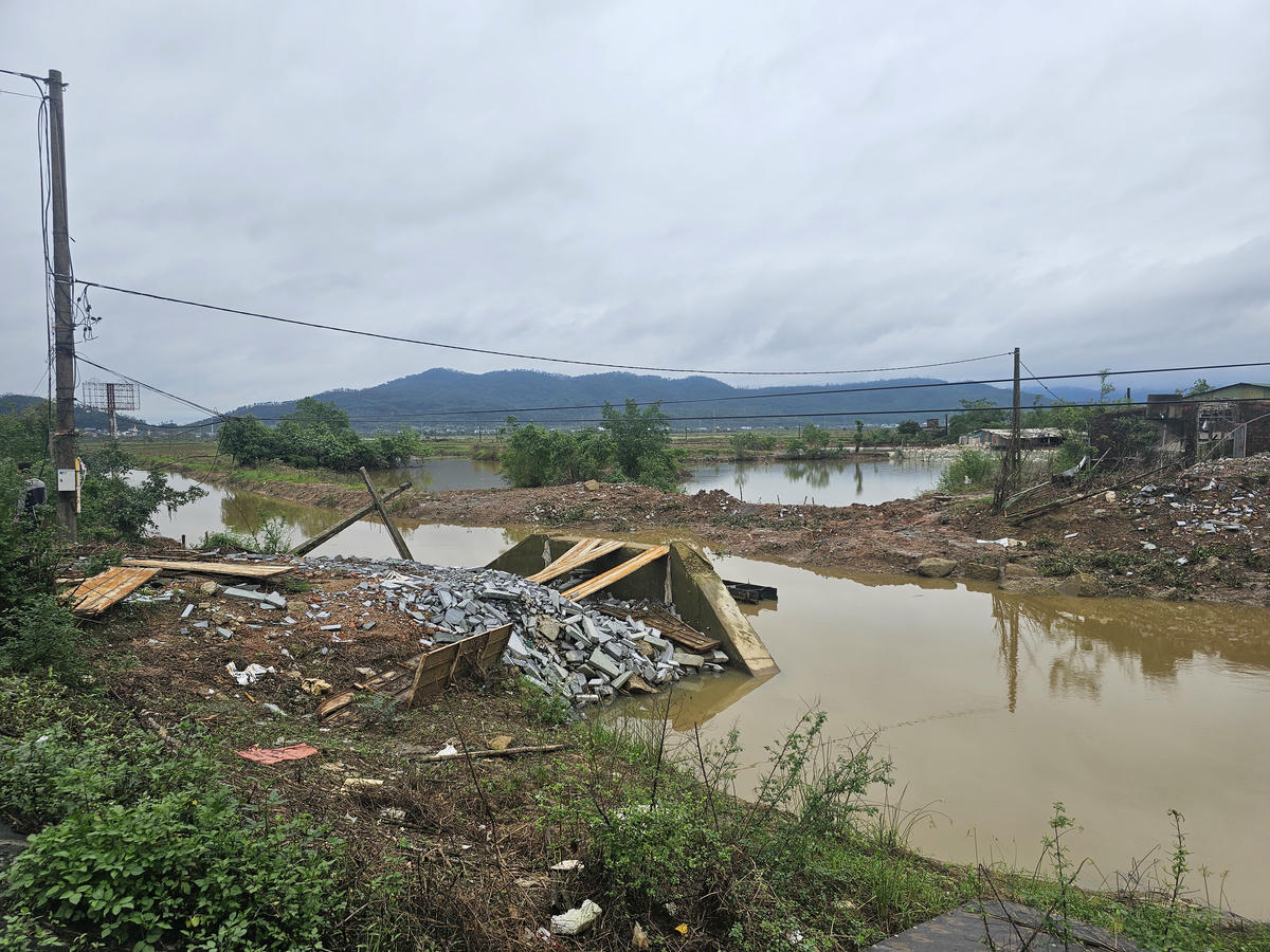 Cầu Lò Gạch hiện chỉ còn 1 mố cầu. Ảnh: Quốc Thanh.