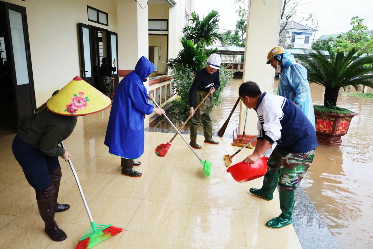 Lực lượng chức năng hỗ trợ làm vệ sinh, thau rửa trường lớp để sớm đón học sinh trở lại trường. Ảnh: NT.