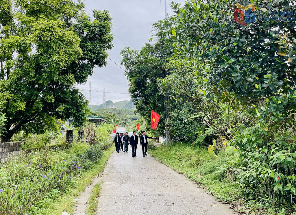 Triển khai chiến dịch, tuyến đường đi qua Nhà văn hóa thôn Làng xã Thống Nhất nhỏ hẹp, mặt đường rộng khoảng 3m sẽ được nâng cấp, mở rộng lên 8m. Ảnh: QMG.&nbsp;