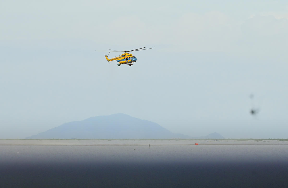 Đợt huấn luyện nhằm giúp các tổ bay nắm vững phương pháp, thuần thục kỹ năng bay treo cấp cứu trên biển, đánh giá kết quả huấn luyện ứng dụng chiến đấu, năng lực tổ chức, chỉ huy và bảo đảm bay. Ảnh Nguyễn Minh.