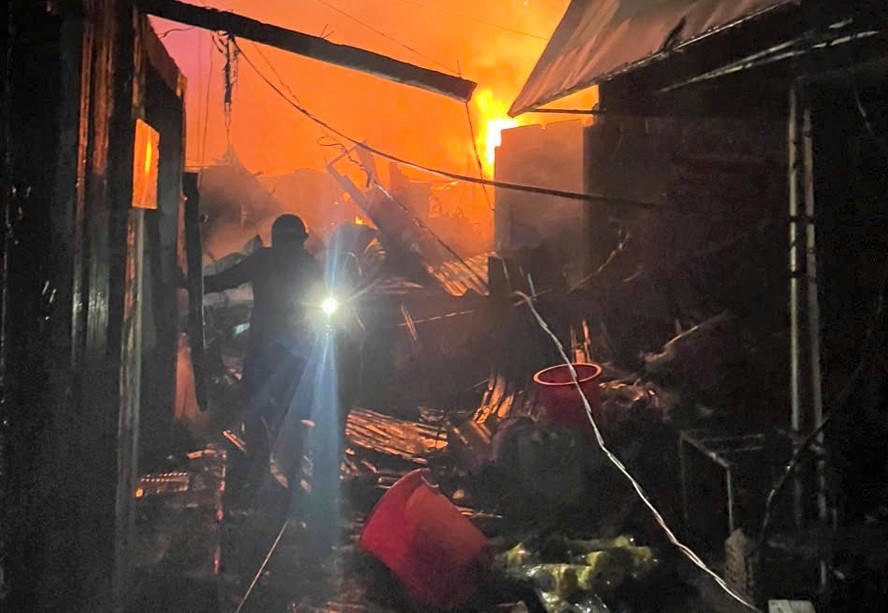 Khu vực chợ Bình Dương, xã Bình Dương bốc cháy lớn. Ảnh: CV.