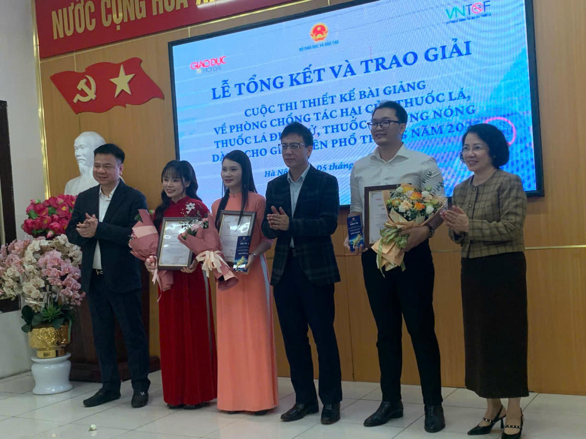 Các tác giả đạt giải Nhất cuộc thi.