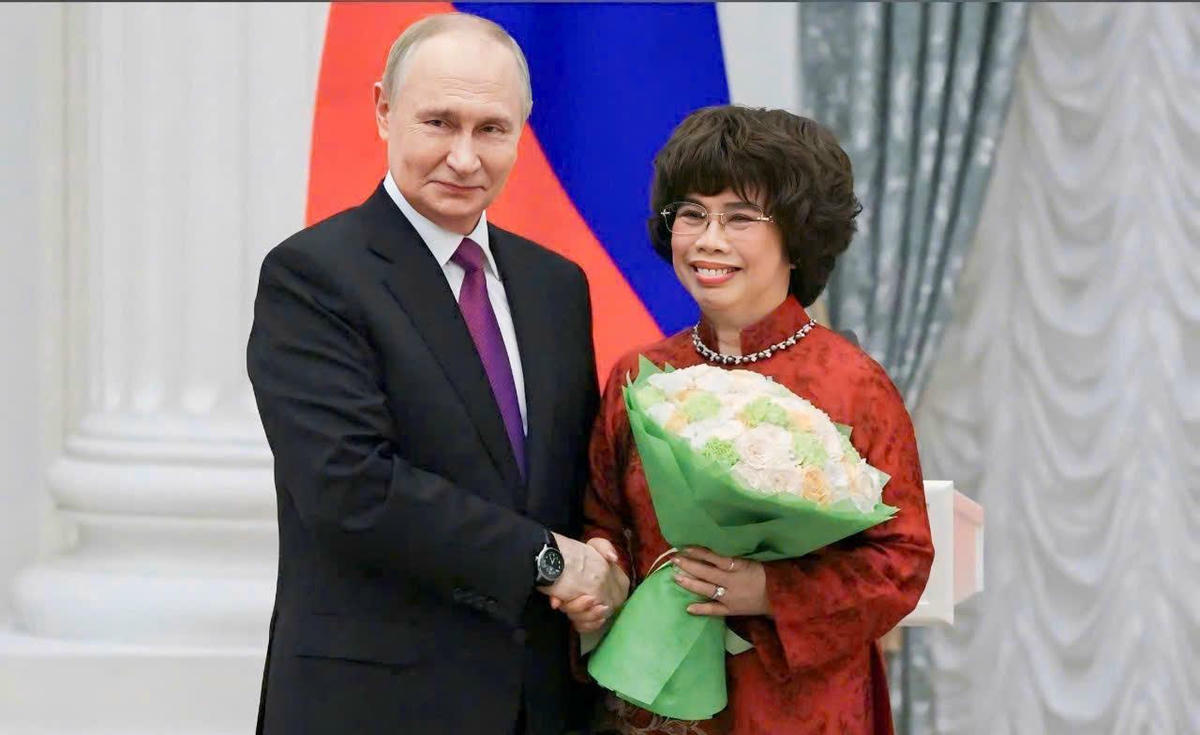 Tổng thống Liên bang Nga Vladimir Putin trực tiếp trao tặng Huân chương Hữu nghị cho Anh hùng Lao động Thái Hương.