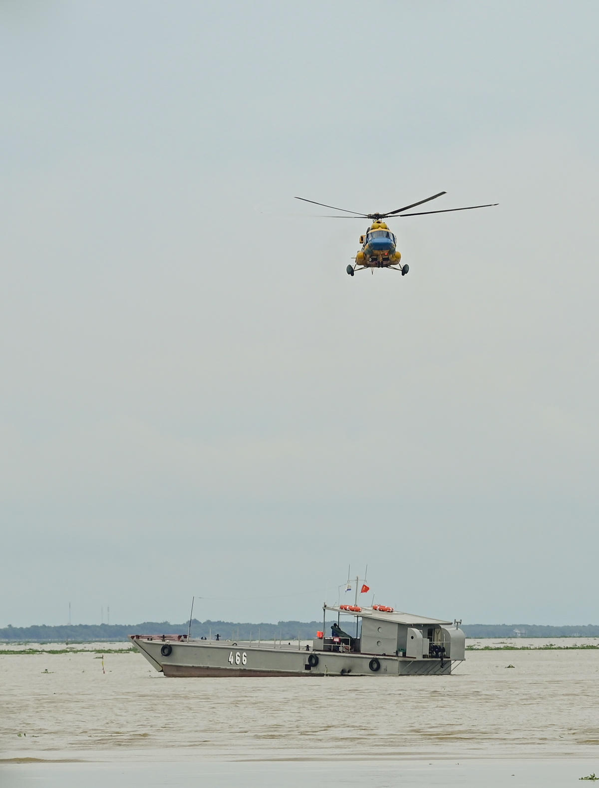 Các tổ bay hoàn thành tốt nhiệm vụ, bảo đảm an toàn tuyệt đối người và phương tiện. Ảnh Nguyễn Minh.