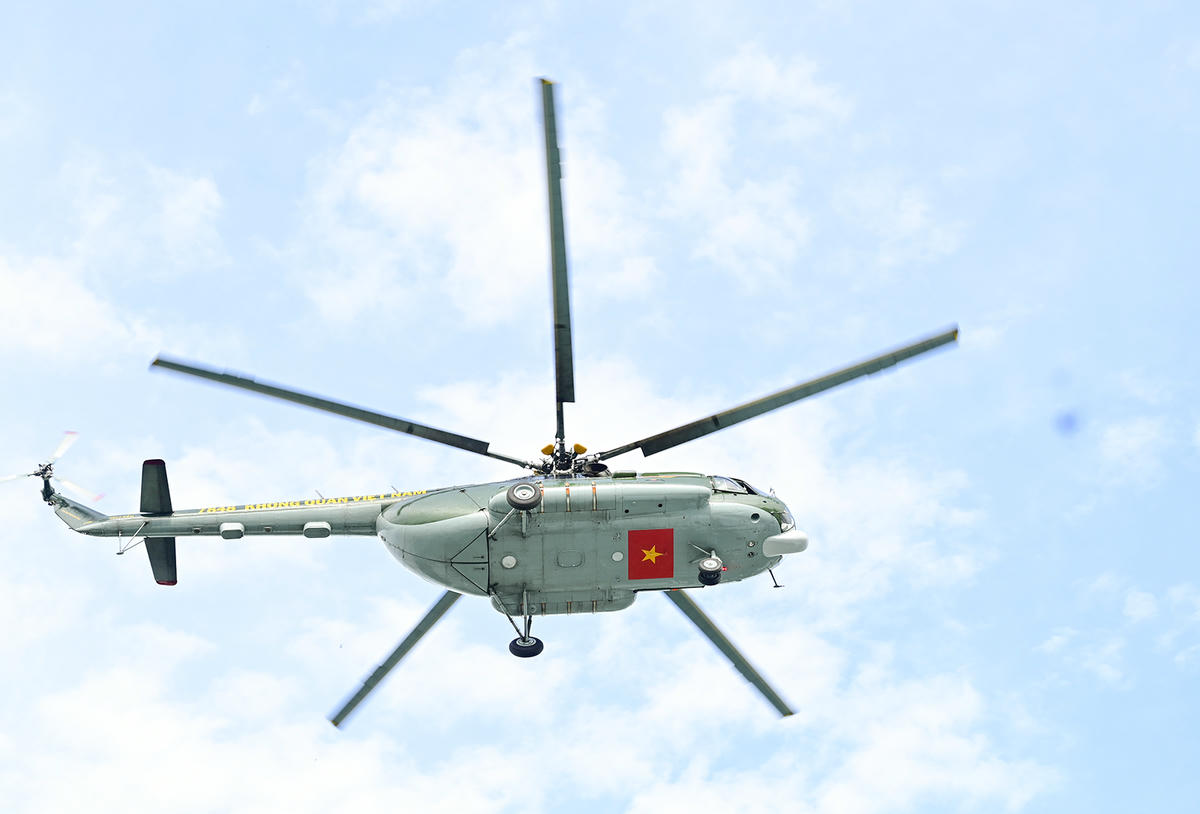 Cờ Tổ quốc thiêng liêng dưới bụng trực thăng Mi-171. Ảnh Nguyễn Minh.