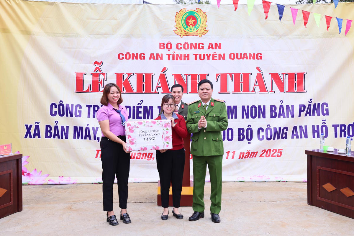 Đại tá Chu Quang Trung, Phó Giám đốc Công an tỉnh Tuyên Quang trao quà của Công an tỉnh cho đại diện nhà trường. Ảnh: CAT Tuyên Quang..