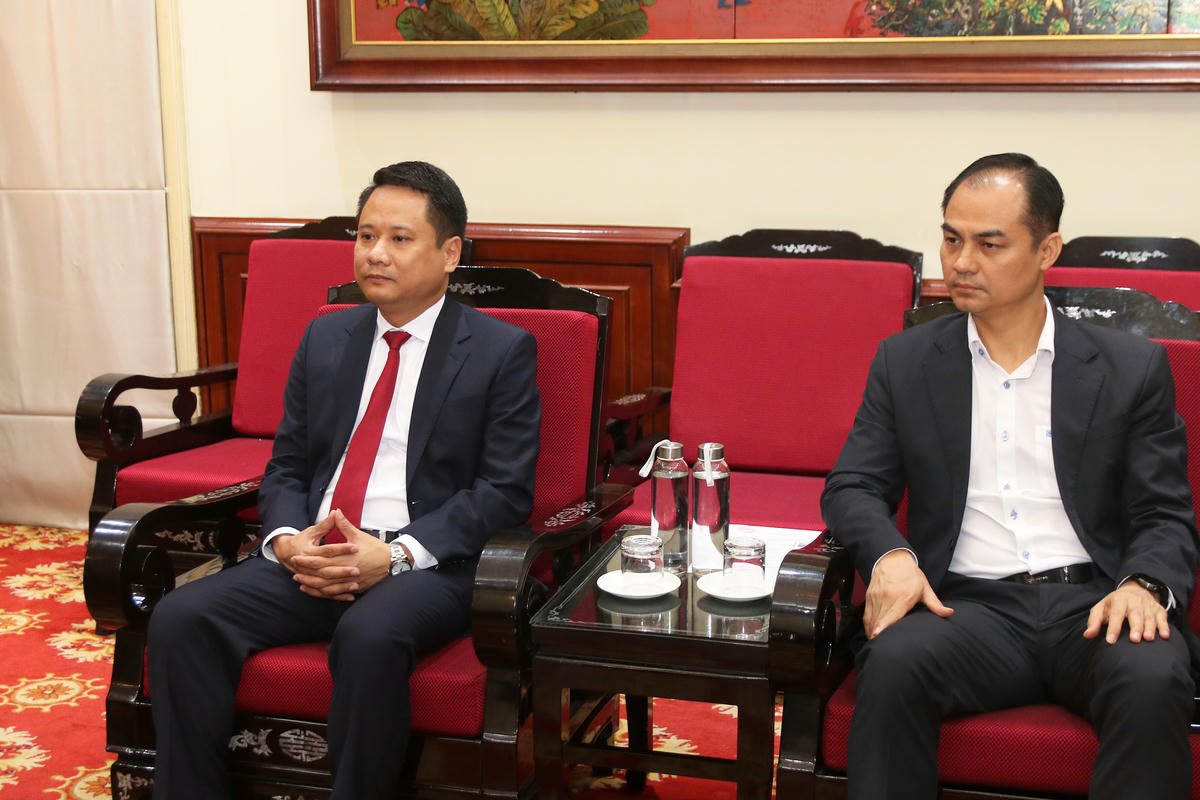 Tổng Biên tập Báo Đại đoàn kết&nbsp;Trương Thành Trung và các đại biểu tại buổi tiếp nhận. Ảnh: Tiến Đạt.