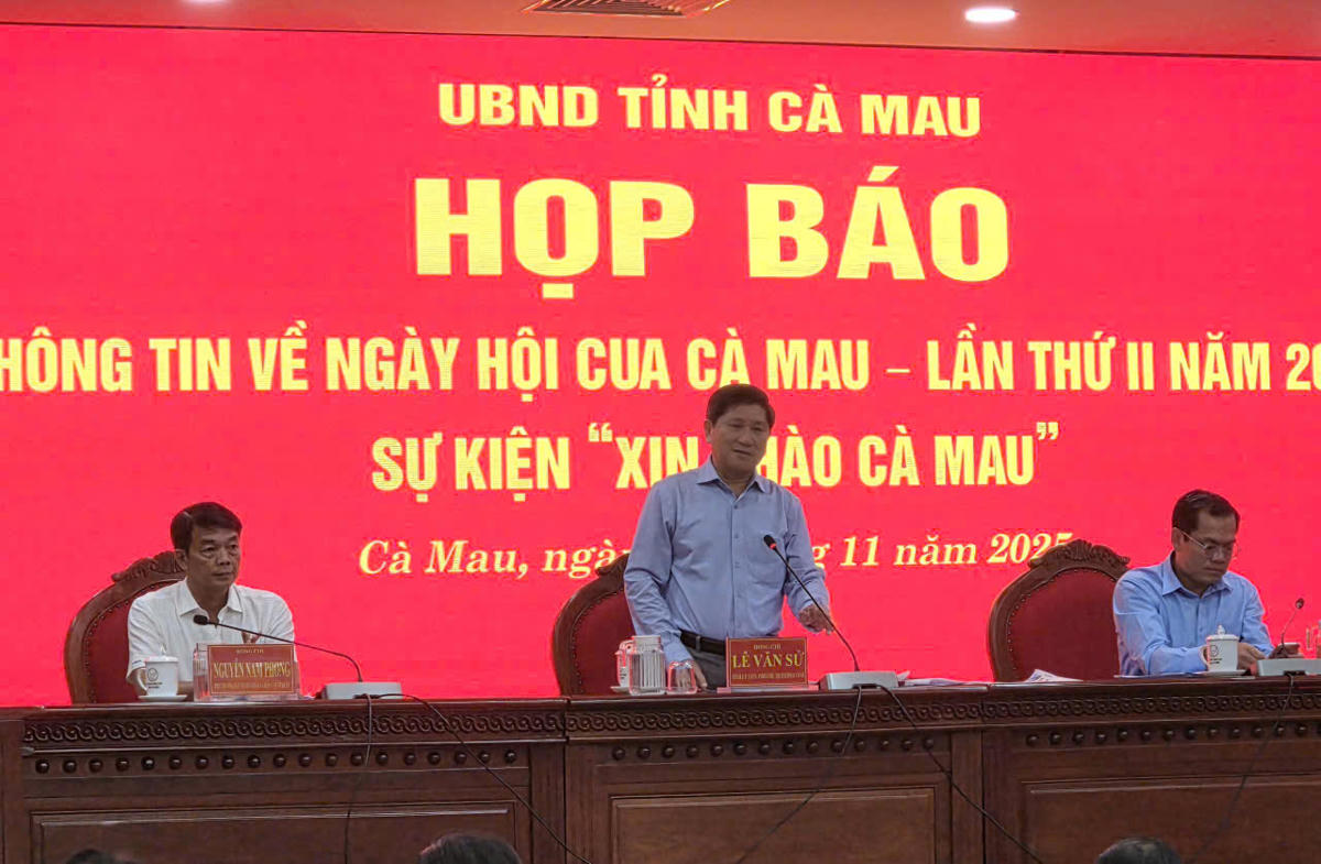 Chia sẻ tại buổi họp báo, Phó Chủ tịch UBND Cà Mau Lê Văn Sử (giữa) cho hay, với sự chỉ đạo sâu sát của UBND tỉnh Cà Mau, Ngày hội Cua Cà Mau - Lần thứ II năm 2025 và sự kiện “Xin chào Cà Mau” hứa hẹn sẽ mang đến nhiều hoạt động được đầu tư phong phú về nội dung, hấp dẫn về hình thức. Ảnh: Nguyên Du