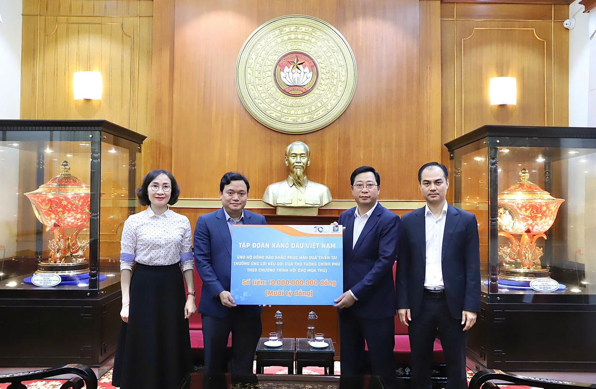 Ông Cao Xuân Thạo, Trưởng Ban Công tác xã hội Cơ quan UBTƯ MTTQ Việt Nam tiếp nhận ủng hộ từ Tập đoàn Xăng dầu Việt Nam. Ảnh: Minh Hiển.