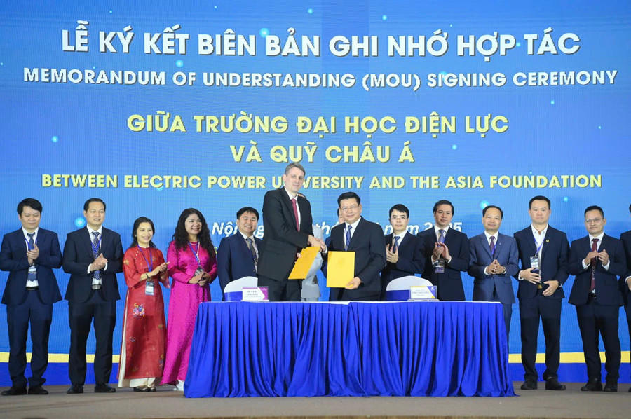 Lễ ký biên bản ghi nhớ hợp tác giữa Trường Đại học Điện lực và Quỹ châu Á.