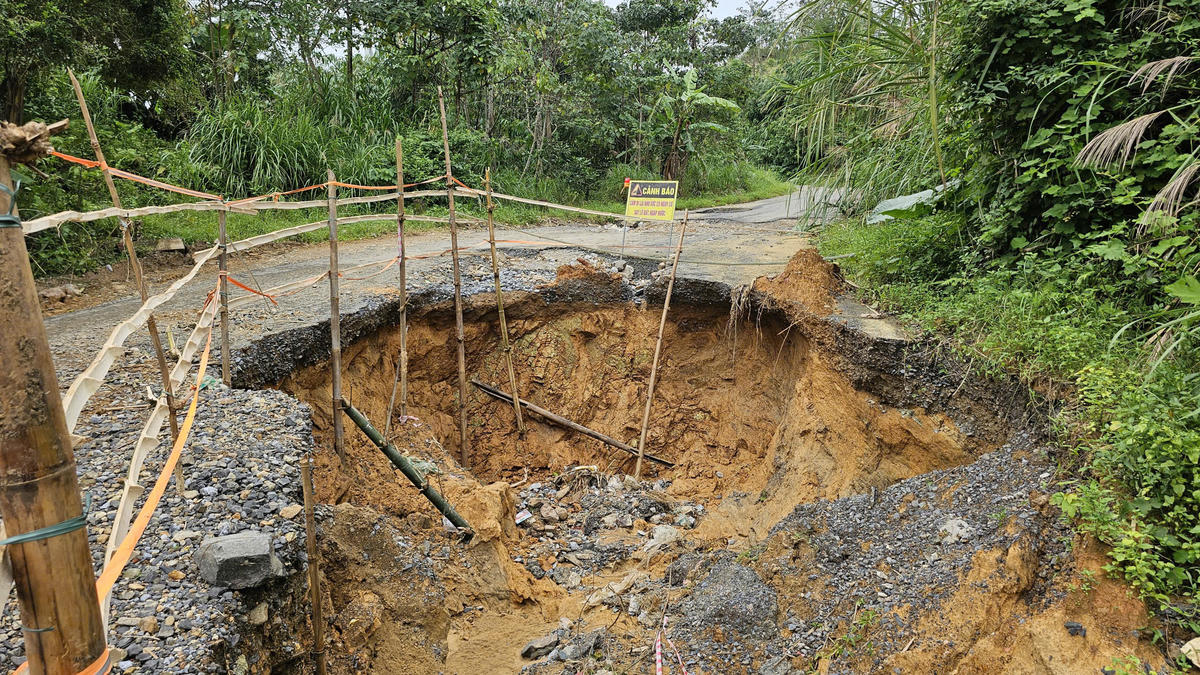 Chính quyền địa phương khoanh vùng, đặt cảnh báo tại những điểm bị sạt lở. Ảnh: Đ.Đ.