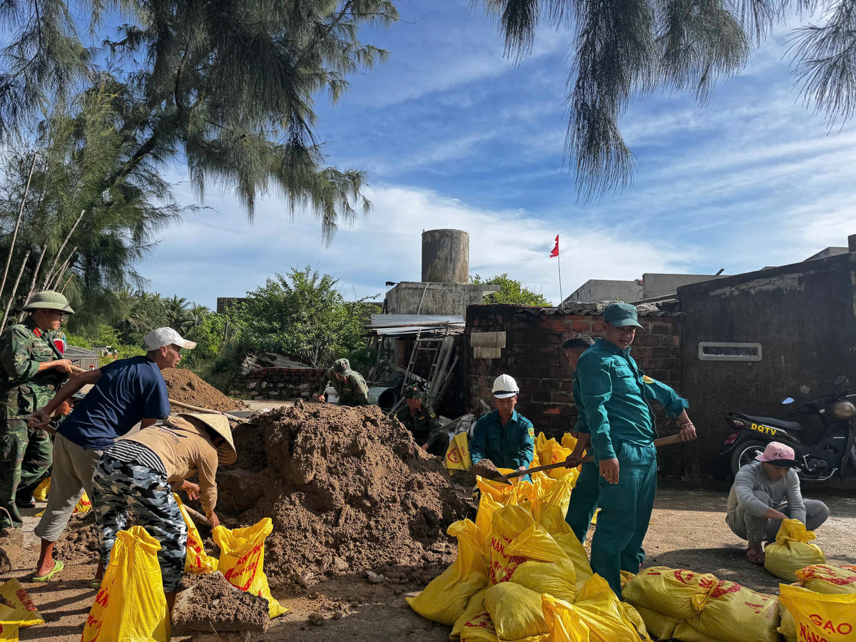 Người dân Gia Lai xúc đất chằng chống nhà cửa. Ảnh: CV.