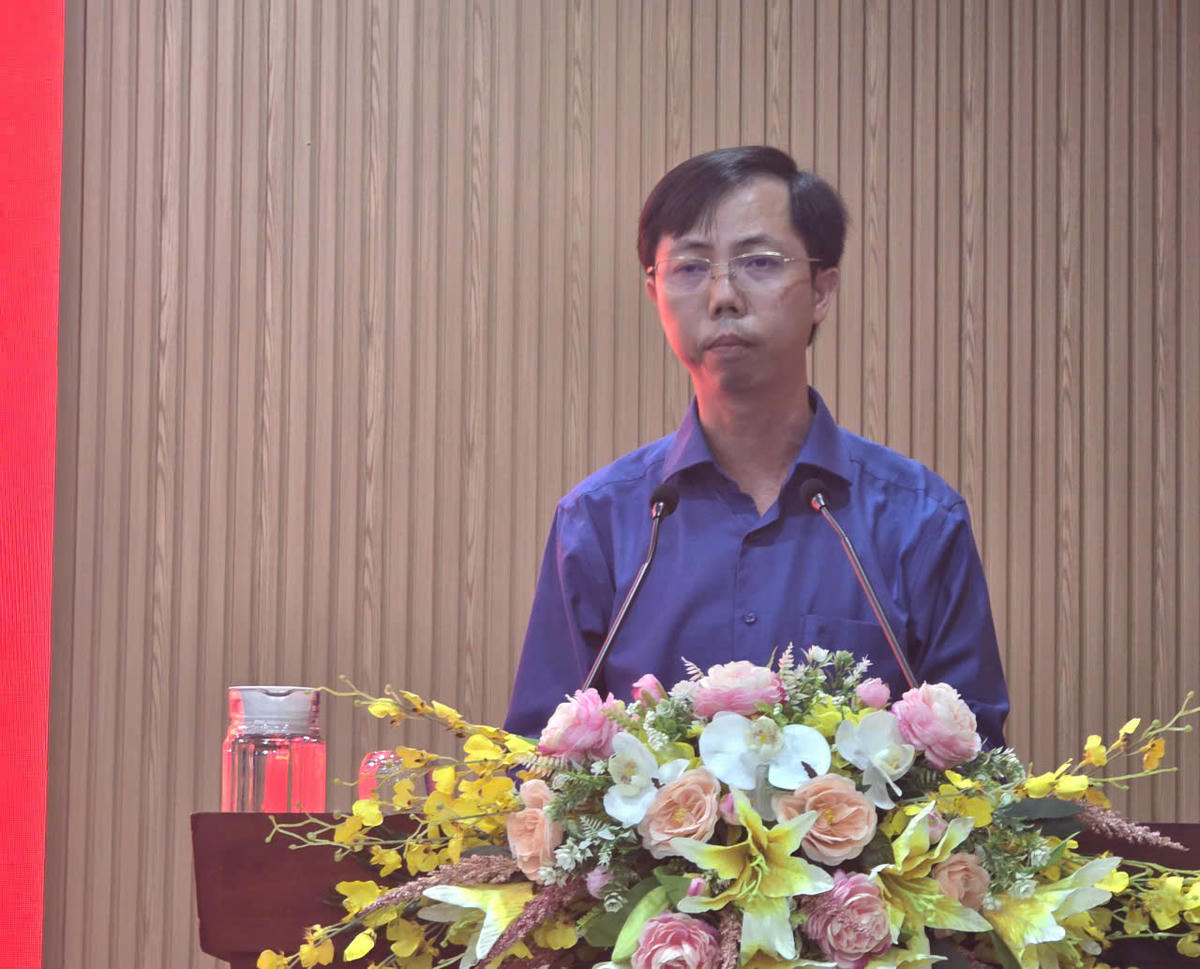 Phó Giám đốc Sở Văn hóa, Thể thao và Du lịch Cà Mau Lý Vĩ Triều Dương thông tin về sự kiện Ngày hội Cua Cà Mau – Lần thứ II năm 2025. Ảnh: Nguyên Du