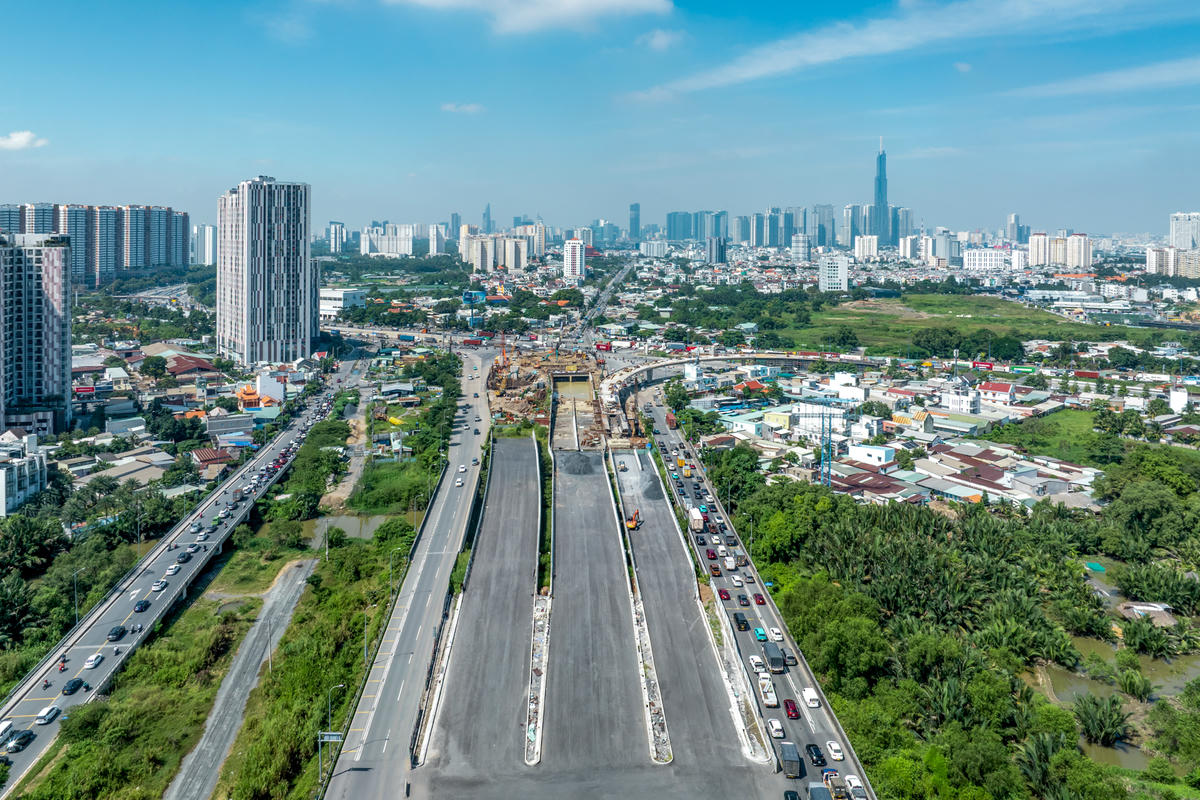 Theo đó, tuyến đường được xem là trục giao thông huyết mạch chiến lược, định hình lại toàn bộ mạng lưới giao thông cửa ngõ phía Đông TP Hồ Chí Minh, góp phần giải quyết ùn tắc kéo dài – đặc biệt tại nút giao An Phú. Cụ thể, đoạn đường này sẽ chia lửa giao thông, giảm tải đáng kể lưu lượng xe cho nút giao An Phú bằng cách tạo hành lang kết nối thông suốt từ cao tốc TP Hồ Chí Minh - Long Thành - Dầu Giây qua các trục Võ Chí Công - Đỗ Xuân Hợp - Võ Nguyên Giáp - nút giao Cát Lái, giúp xe container và xe tải nặng không còn phải dồn về một điểm.