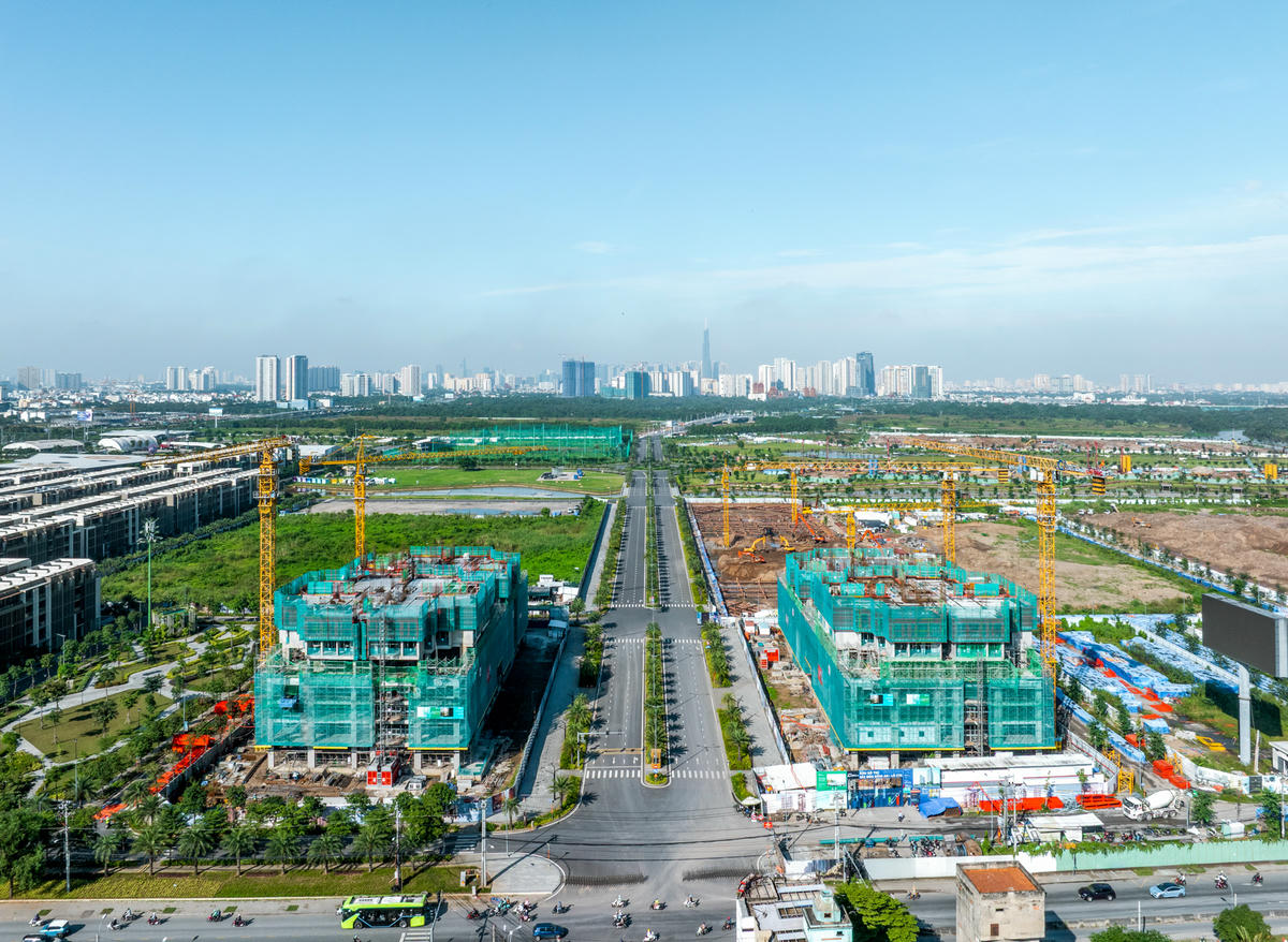 Vốn thiết kế với 6 làn xe theo quy chuẩn, tốc độ thiết kế 60 km/h, chịu được tải trọng trục đơn 10 tấn, lại nằm ở vị trí đắc địa ở cửa ngõ phía Đông TP Hồ Chí Minh, đường Liên Phường được kỳ vọng sẽ “giảm nhiệt” triệt để cho tình trạng giao thông căng thẳng trong khu vực – nơi từng được ví như “cái phễu” nghẽn xe mỗi ngày.