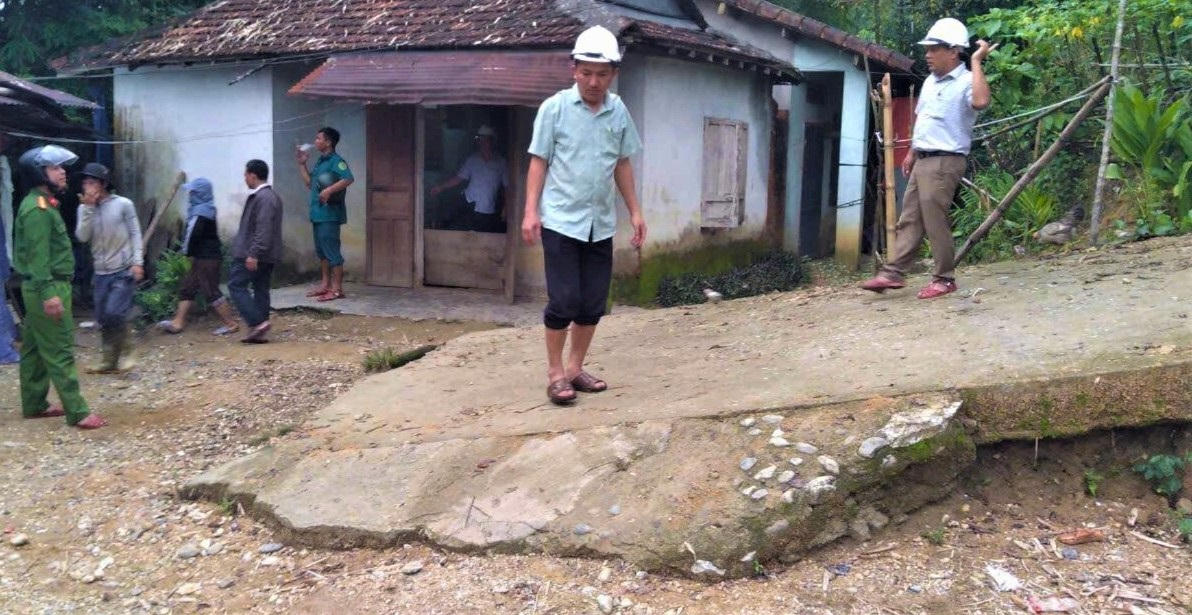 Người dân thu dọn vật dụng, di dời đến nơi sơ tán an toàn. Ảnh: ĐPCC