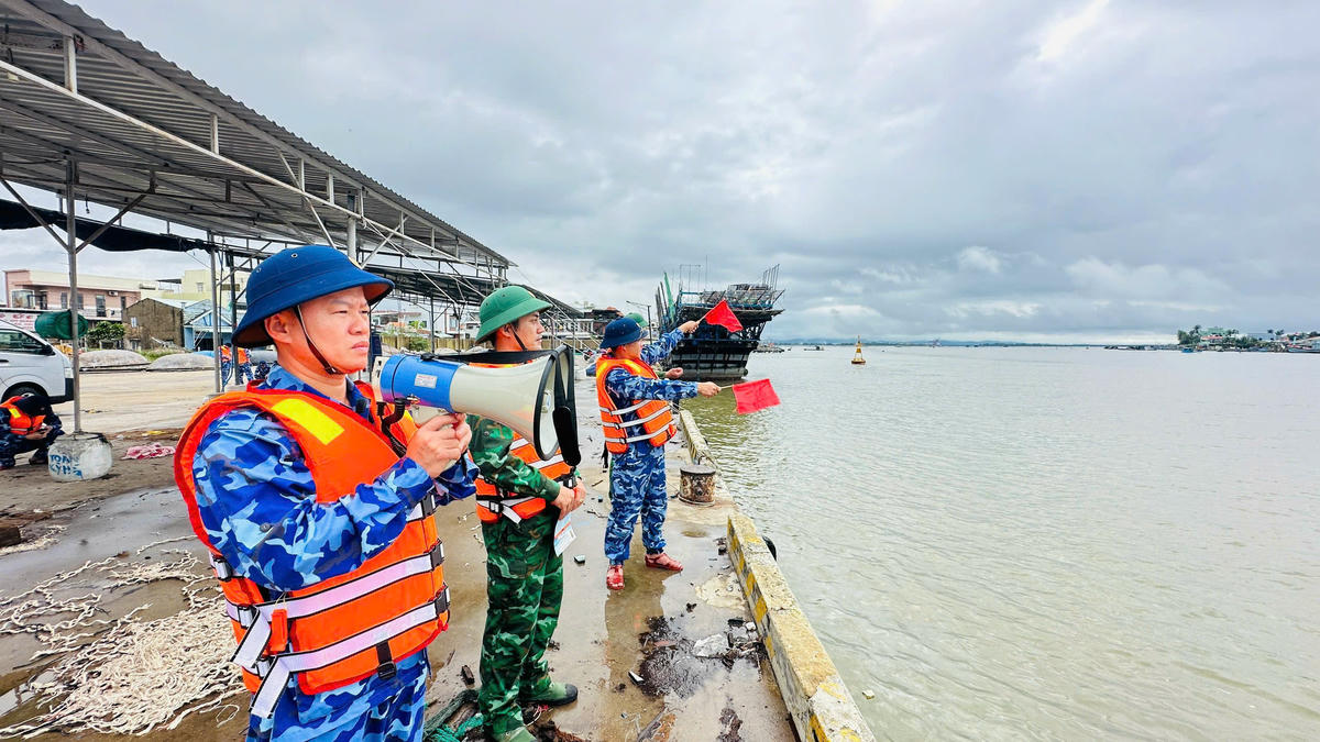 Lực lượng Hải đoàn 21 kêu gọi tàu thuyền vào trú tránh bão số 13. Ảnh: CV.