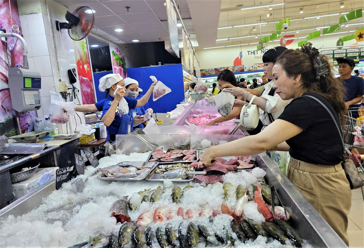 Nhiều dân đến siêu thị Co.opmart mua thực phẩm dự trữ trong nhà phòng bão số 13. Ảnh: Đình Sang.