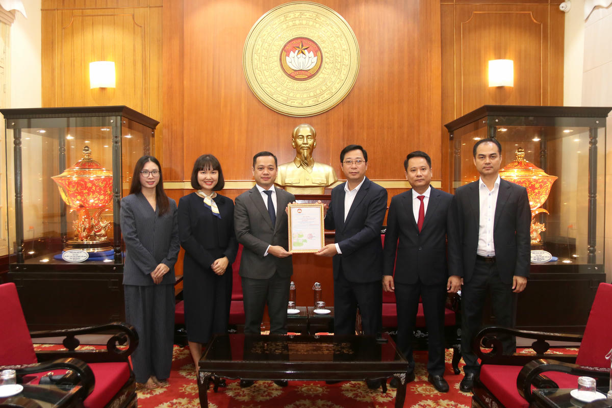 Ông Cao Xuân Thạo, Trưởng ban Công tác xã hội - UBTƯ MTTQ Việt Nam trao Thư cảm ơn cho&nbsp;KienlongBank. Ảnh: Tiến Đạt.