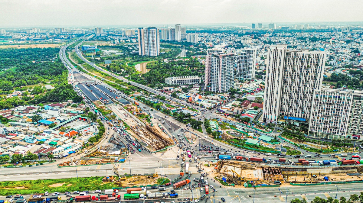 Trên thực tế, nút giao An Phú được xem là điểm nghẽn giao thông bật nhất TP Hồ Chí Minh. Tình trạng kẹt xe căng thẳng diễn ra triền miên vào nhiều thời điểm trong ngày. Có khi hàng nghìn xe container, xe tải, xe máy và ô tô xếp hàng dài 2-3km mỗi chiều, thời gian chờ đèn đỏ kéo dài khiến tình trạng giao thông thêm căng thẳng. Thực trạng này khiến người dân TP Hồ Chí Minh “ngán ngẩm” mỗi khi có việc đi ngang - nhiều người chọn đi đường vòng xa hơn để tránh.
