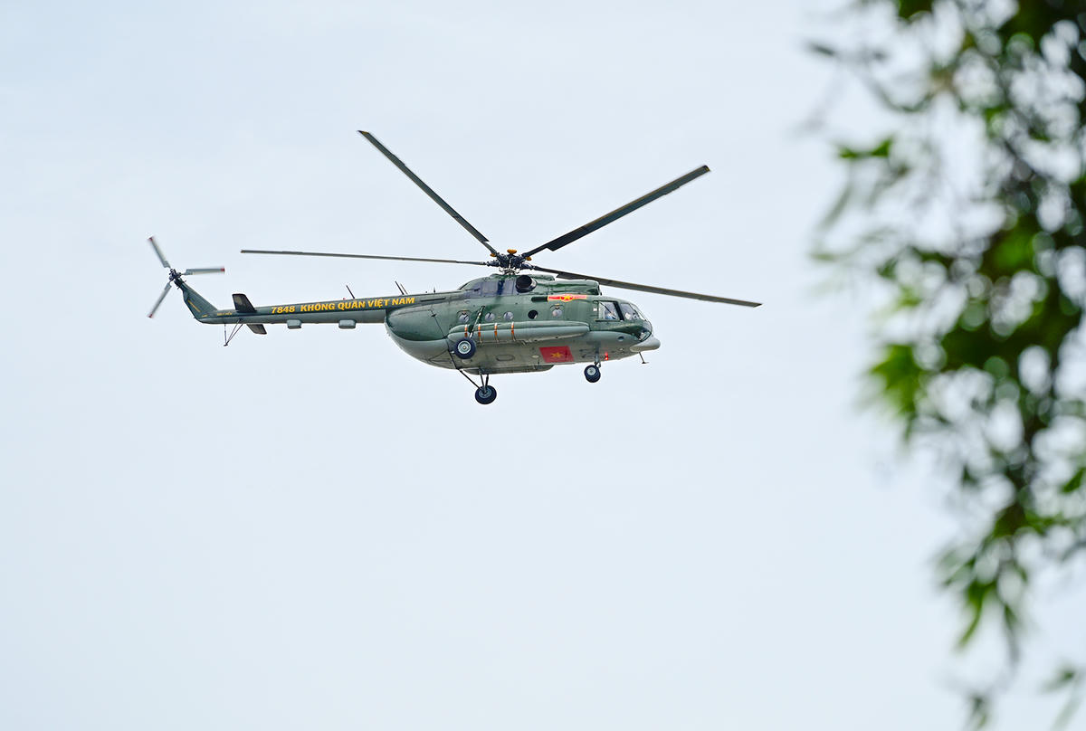 Một máy bay trong tổ bay gầm rú trên bầu trời Rạch Giá. Ảnh Nguyễn Minh.