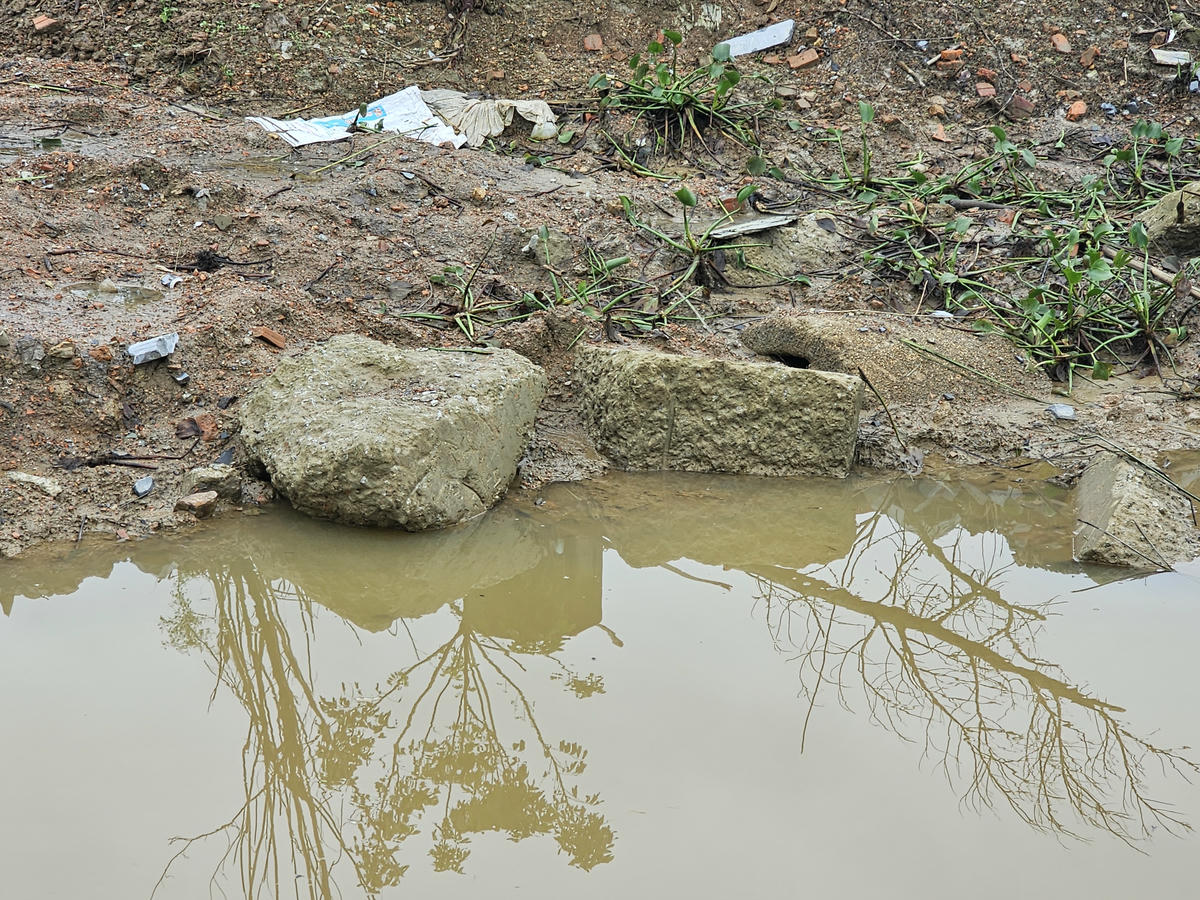 Các khối bê tông được cho là từ mố cầu Lò Gạch sập đổ. Ảnh: Quốc Thanh