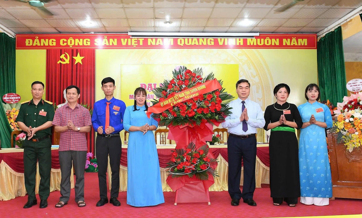 Phó Bí thư Tỉnh ủy, Chủ tịch Ủy ban MTTQ Việt Nam tỉnh Tuyên Quang Ma Thế Hồng (thứ 3 từ phải sang) dự, chúc mừng Đại hội đại biểu MTTQ cấp cơ sở trên địa bàn Tuyên Quang.