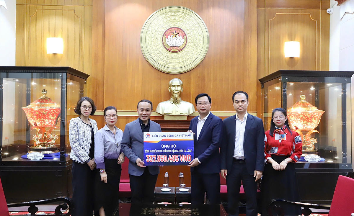 Ông Cao Xuân Thạo tiếp nhận ủng hộ từ  Liên đoàn bóng đá Việt Nam. Ảnh: Minh Hiển.