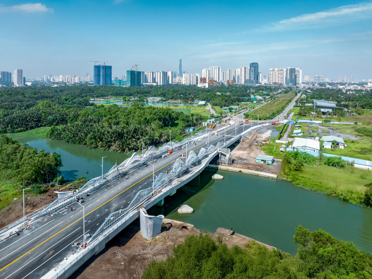 Theo ghi nhận, hàng loạt hạng mục như trải thảm nhựa, kẻ vạch sơn, lắp lan can, hệ thống chiếu sáng, vỉa hè lát gạch, trồng cây xanh và cầu thang bộ… đang trong giai đoạn hoàn thiện cuối cùng.