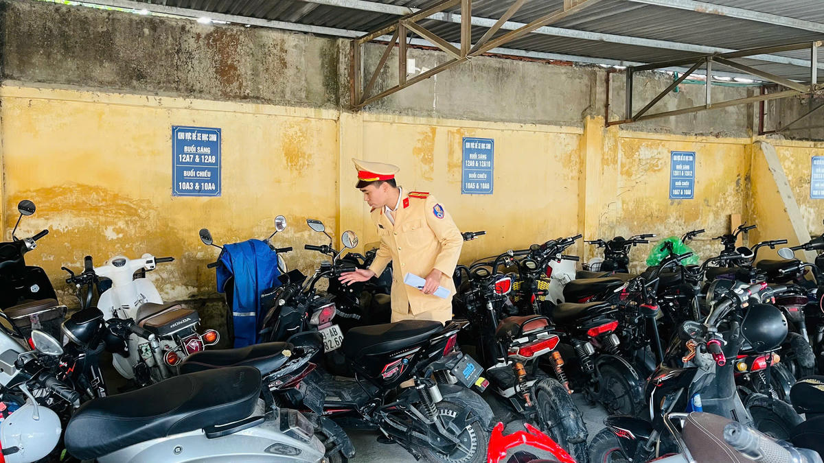 CSGT Hà Nội kiểm tra bãi xe trong trường học. Ảnh Lê Khánh.