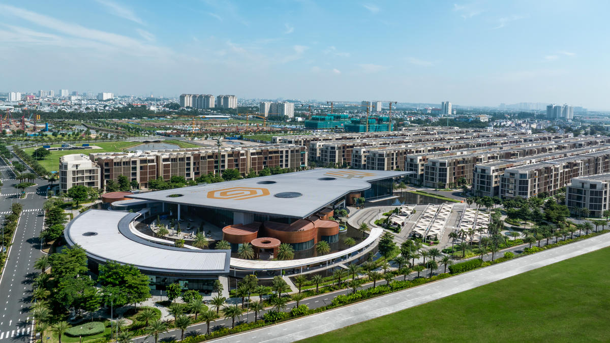 Tại đây, đoạn đường qua khu đô thị này đã hoàn thành 100%, tạo cảnh quan đô thị chuẩn quốc tế. Ngoài ra, các lối ra vào nối với đại lộ Mai Chí Thọ và Võ Nguyên Giáp (phường An Phú) đã sẵn sàng sử dụng.