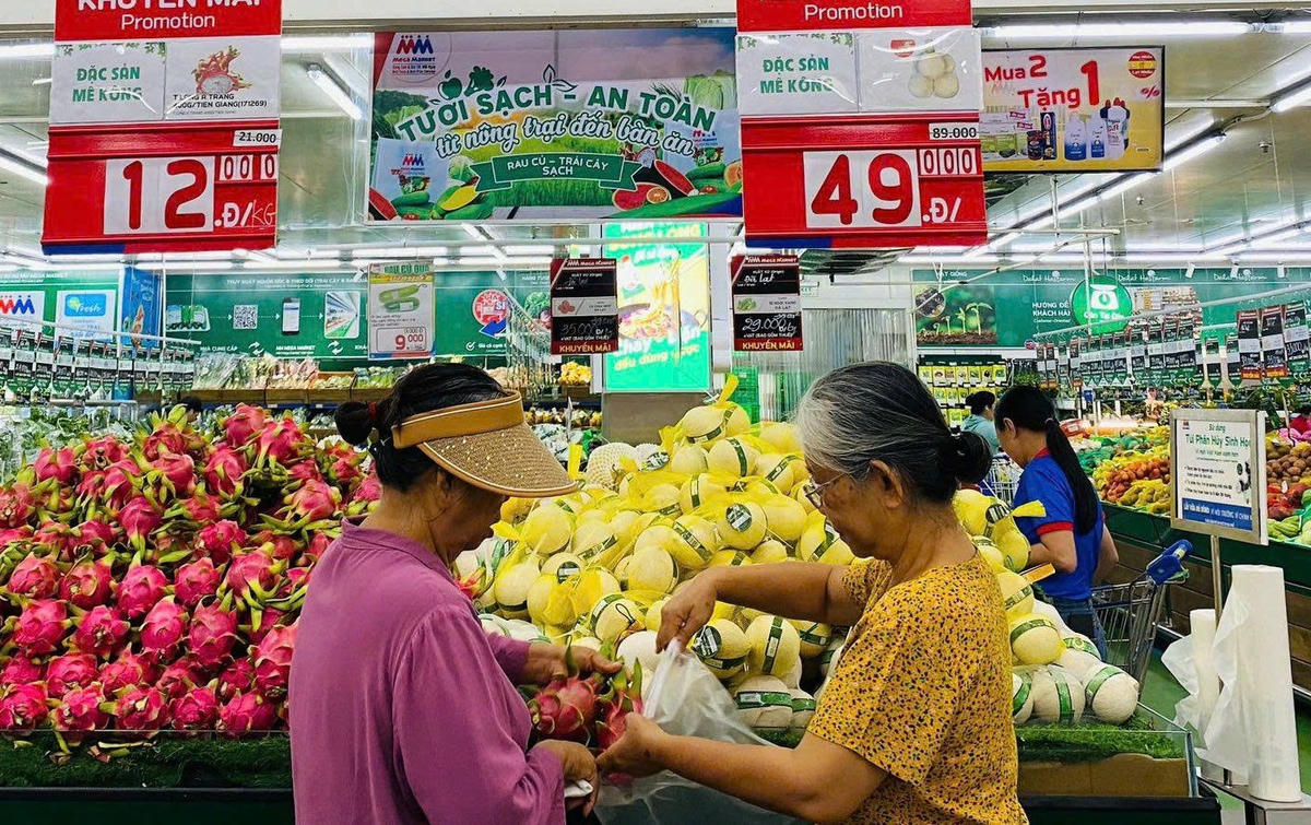 Người tiêu dùng tiết kiệm chi tiêu nên sản phẩm giảm giá luôn nhận được sự quan tâm lớn. Ảnh: S.X