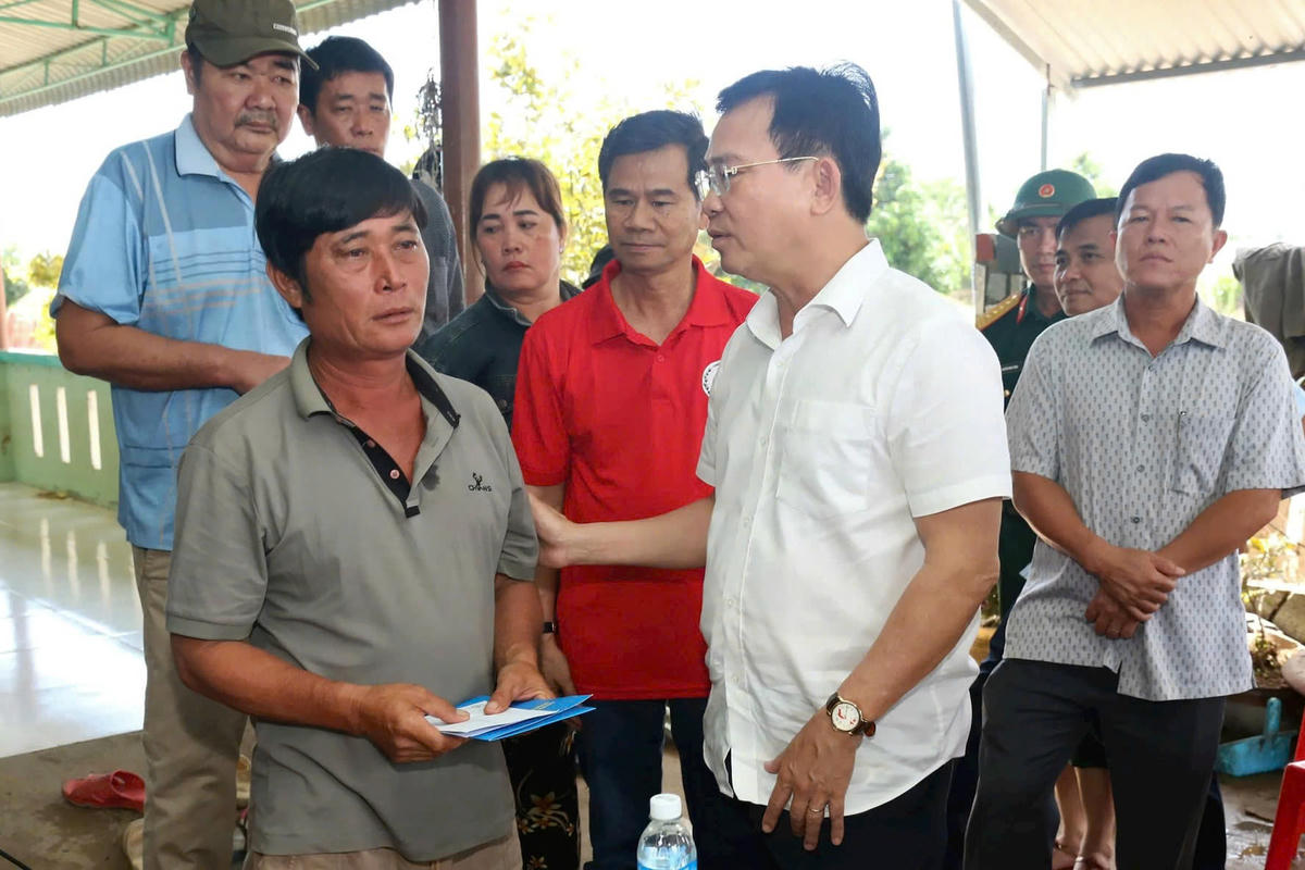 Ông Hồ Văn Mười, Chủ tịch UBND tỉnh Lâm Đồng thăm hỏi, động viên gia đình cháu bé tử vong do bị lũ cuốn vào ngày 2/11. Ảnh: TT.