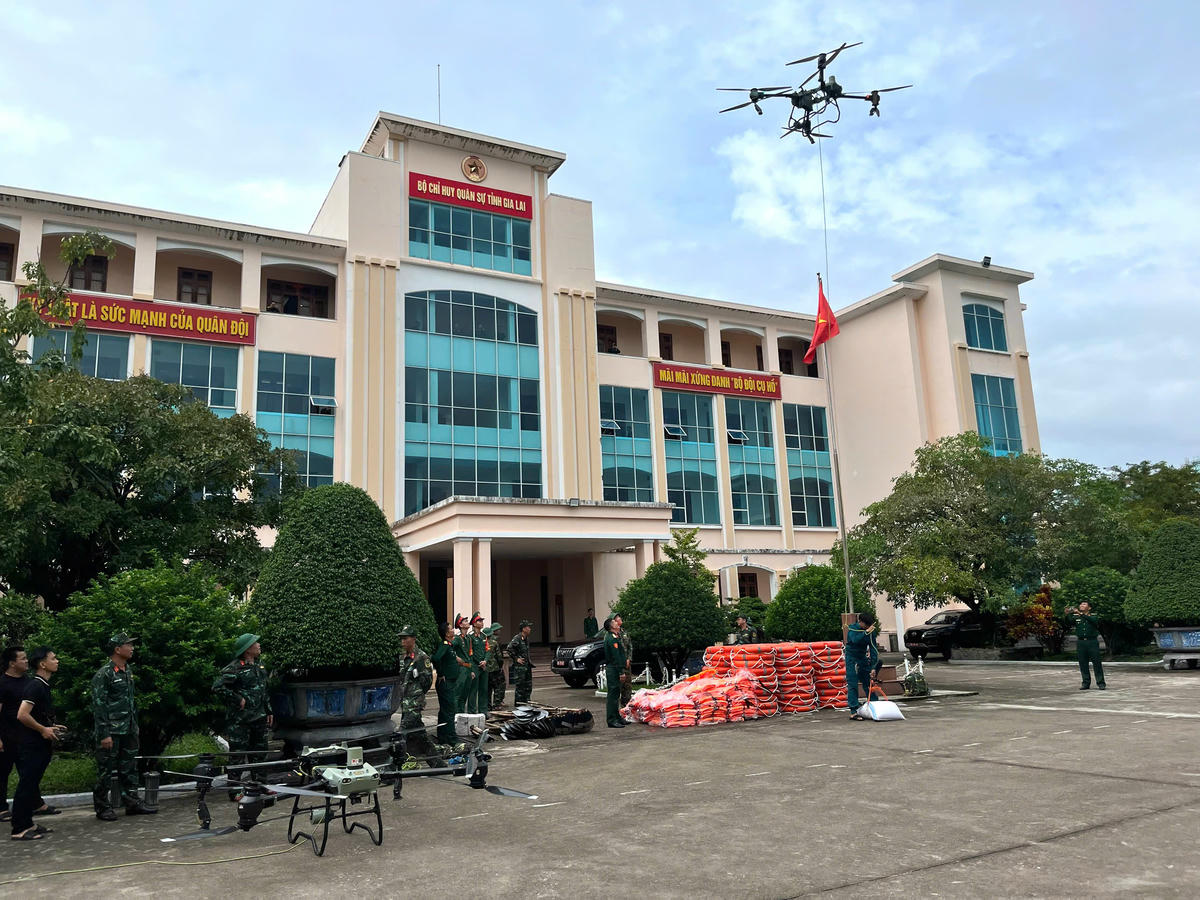 Bộ CHQS tỉnh Gia Lai đã triển khai kế hoạch sử dụng các phương tiện bay không người lái (drone) phục vụ trinh sát, cứu hộ, vận chuyển nhu yếu phẩm. Ảnh: CV.