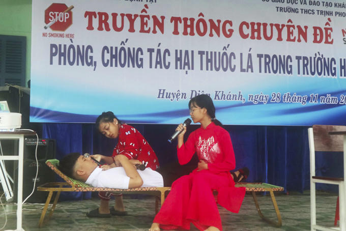 Học sinh thực hiện tiểu phẩm về PCTHTL