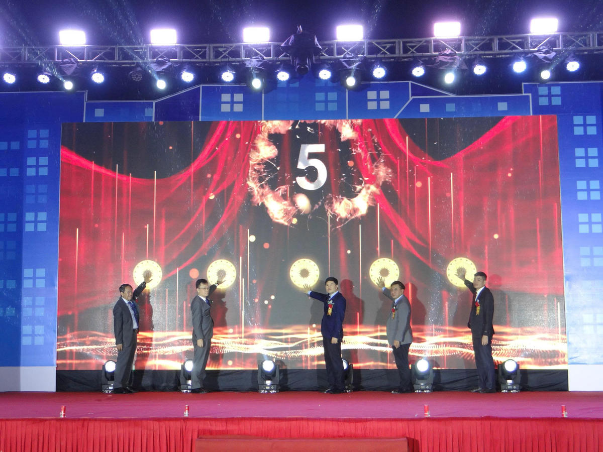 Lãnh đạo Cục Xúc tiến thương mại; Cục Đổi mới sáng tạo, Chuyển đổi xanh và Khuyến công – Bộ Công Thương và lãnh đạo TP Hải Phòng nhấn nút khai mạc hội chợ. Ảnh: ĐT.