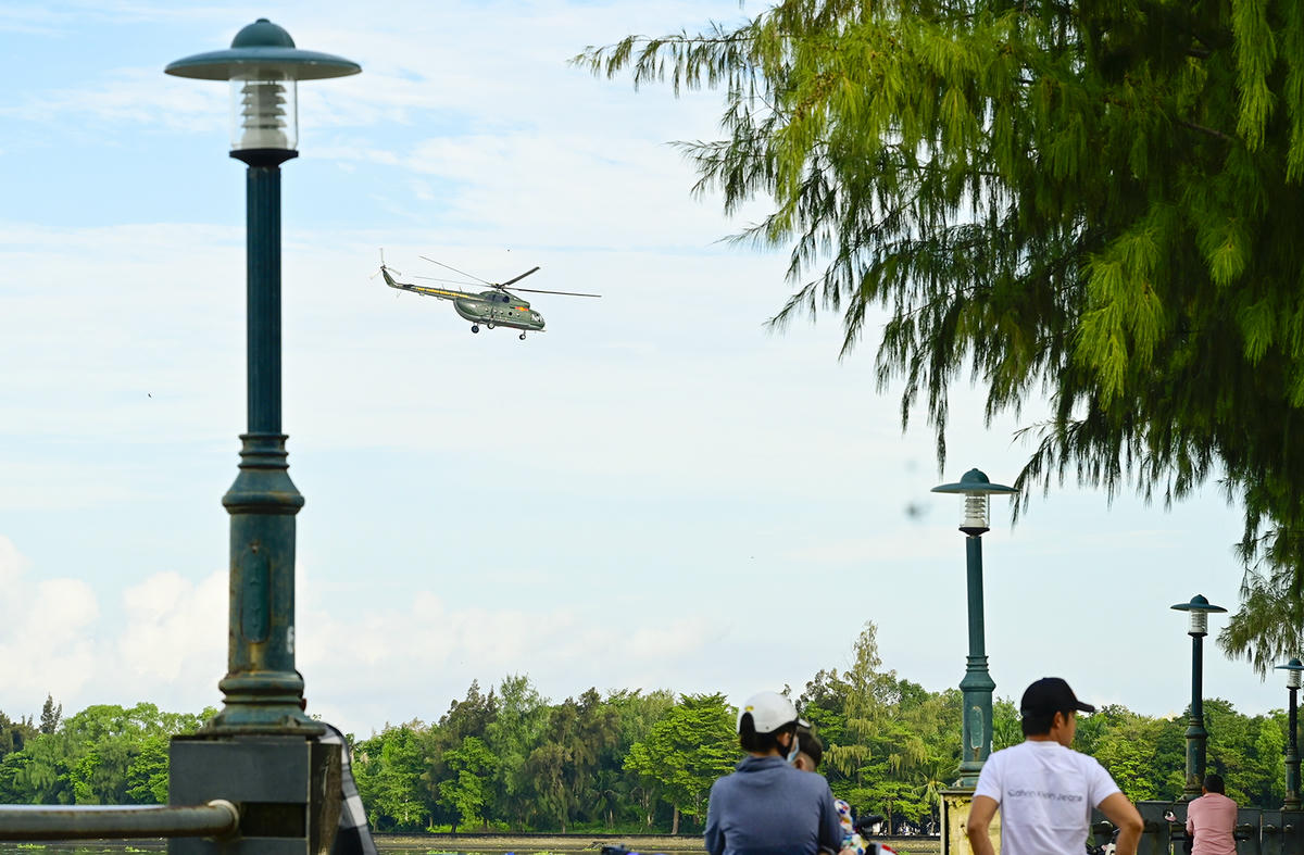 Đợt huấn luyện thu hút người dân hiếu kỳ đến xem. Ảnh Nguyễn Minh.