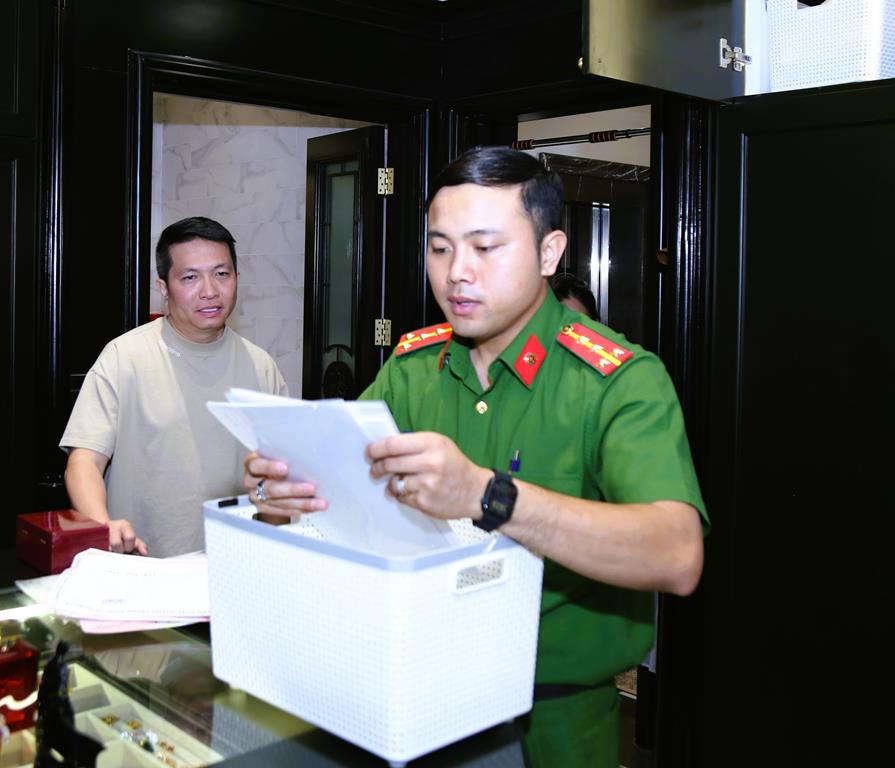 Công an bắt chồng của ca sĩ Đoàn Di Băng