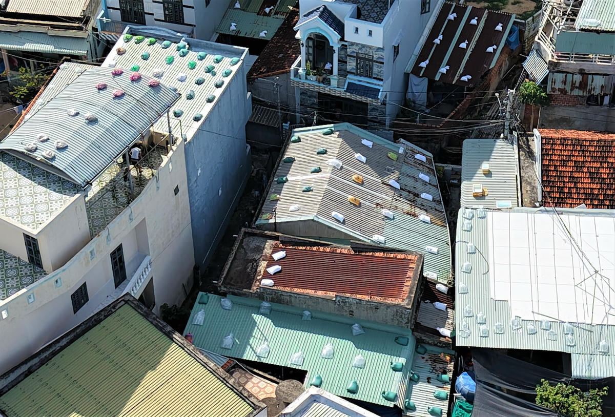 Một góc nhiều nhà cửa ở phường Quy Nhơn Đông chằng chống mái nhà phòng chống bão số 13. Ảnh: Tấn Thành.