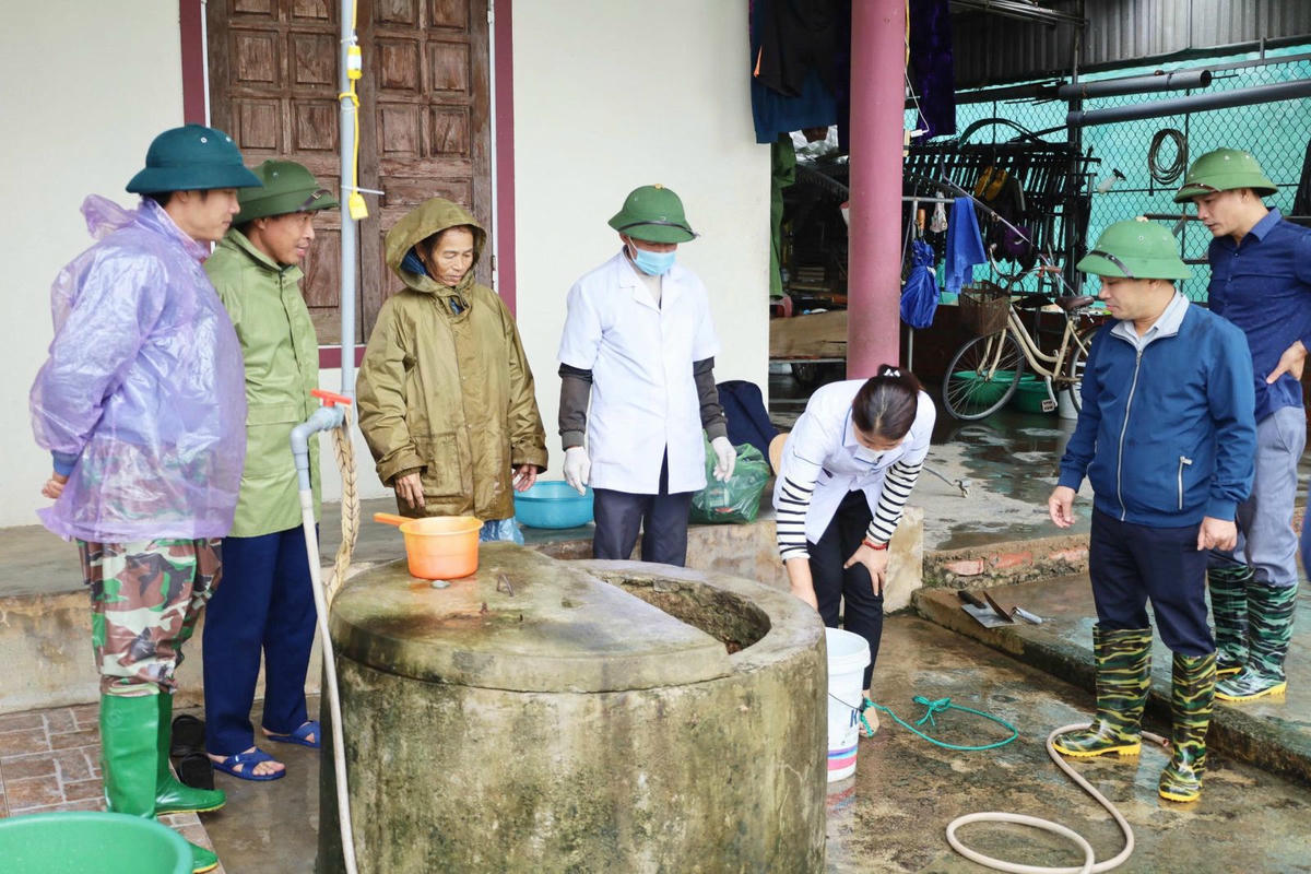 Công tác khử khuẩn, phòng chống dịch bệnh sau lũ được lực lượng chức năng, người dân tích cực triển khai. Ảnh: NT.