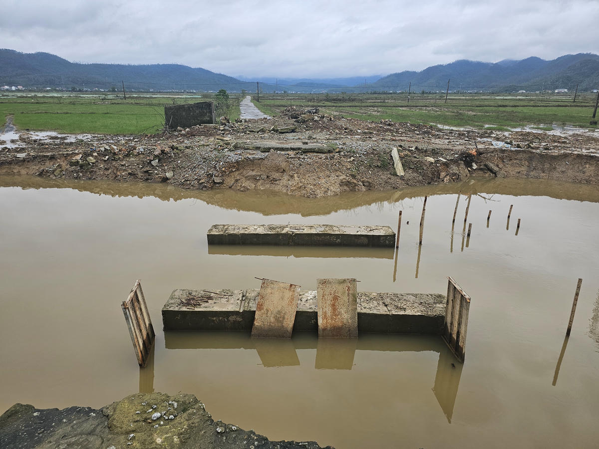 Lối vào "độc đạo" đi làm đồng của bà con HTX Nông nghiệp Hồng Phú qua cầu Ao Hồ bị ngăn cách từ khi xây lại cầu. Ảnh: Quốc Thanh.