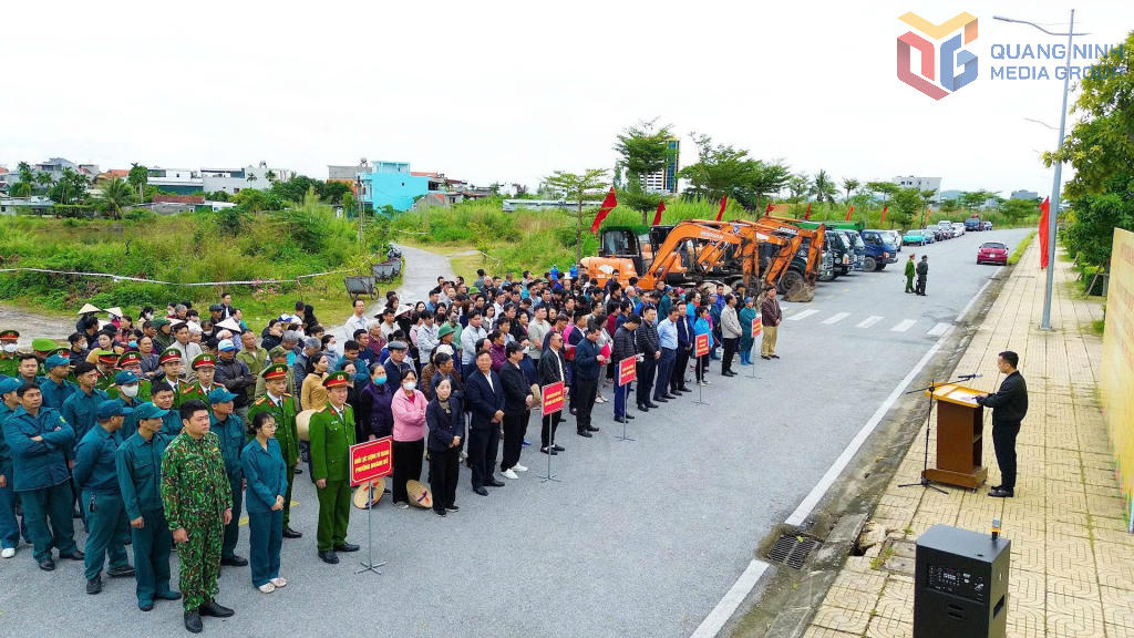 Quang cảnh lễ phát động chiến dịch tại phường Hoành Bồ. Ảnh: QMG.&nbsp;