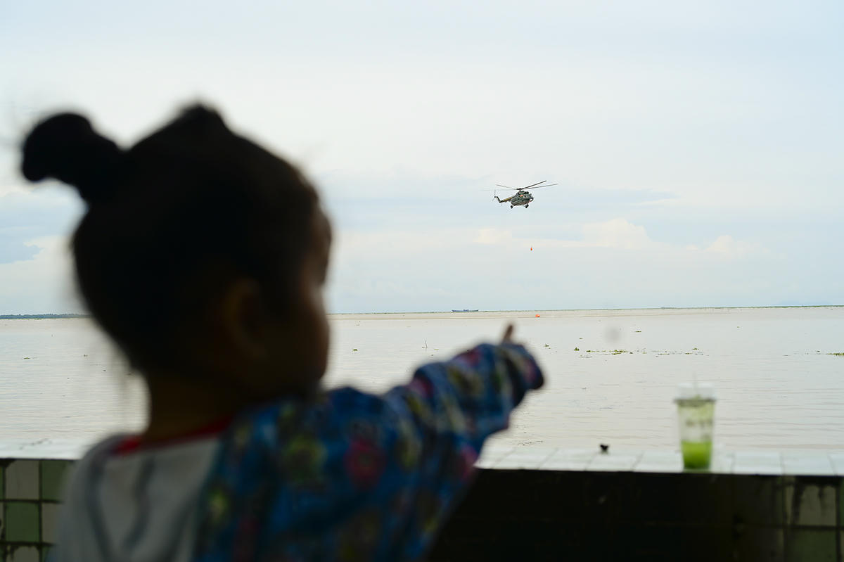 Một em bé thích thú chỉ tay về máy bay huấn luyện trên biển. Ảnh Nguyễn Minh.