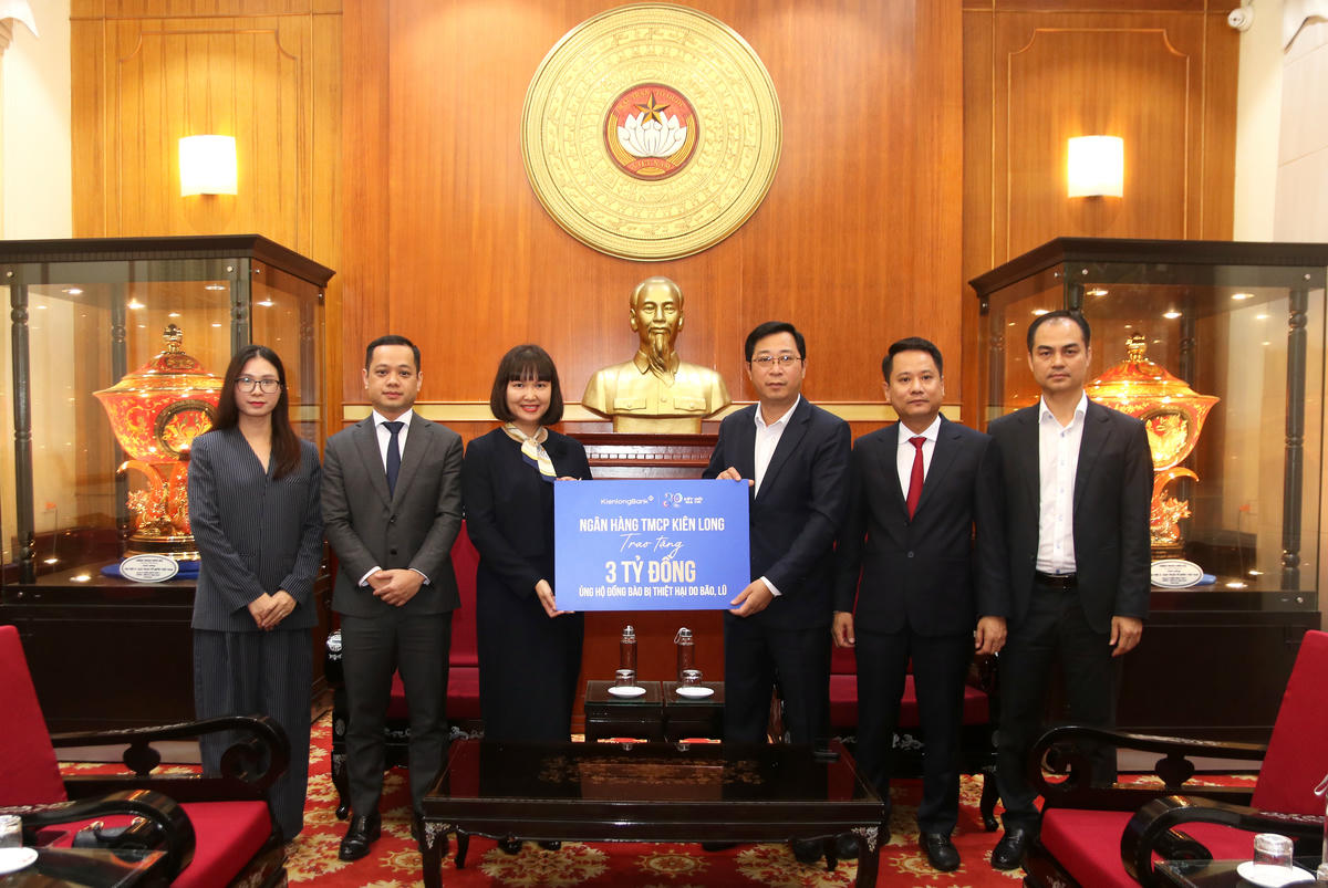 Lãnh đạo&nbsp;KienlongBank và Báo Đại đoàn kết trao số tiền ủng hộ tới&nbsp;UBTƯ MTTQ Việt Nam. Ảnh: Tiến Đạt.