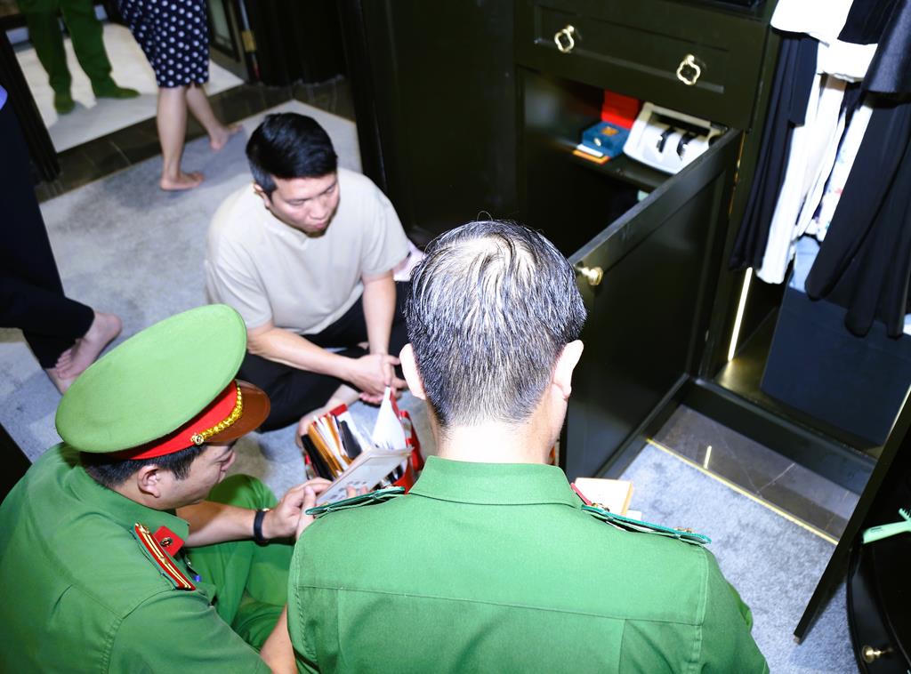 Công an bắt chồng của ca sĩ Đoàn Di Băng